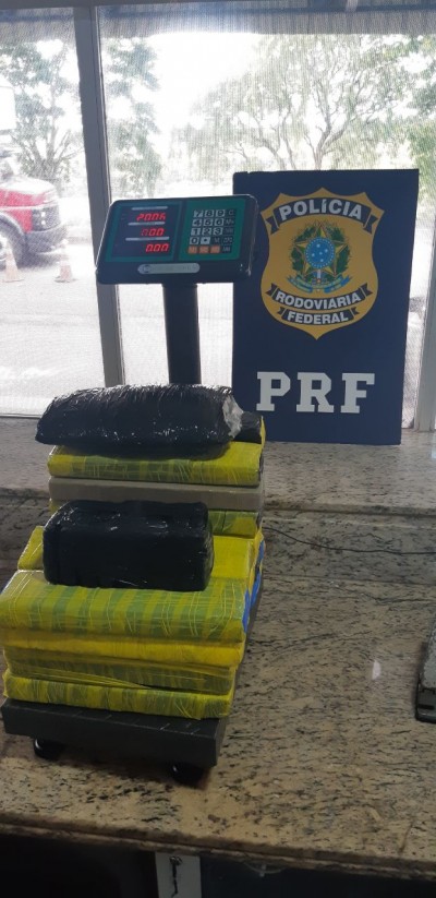 PRF ENCONTRA 20 KG DE MACONHA COM MULHER EM POSTO DE COMBUSTÍVEIS