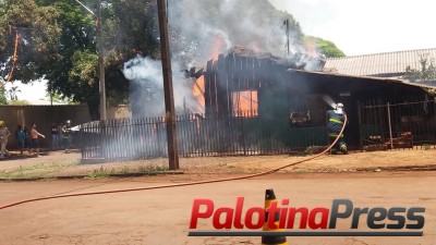 Residência é destruída pelo fogo em Palotina. 