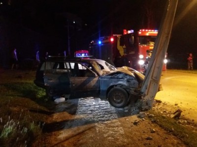 Curitiba - Motorista embriagado bate contra poste, foge do local e não presta socorro a amigos