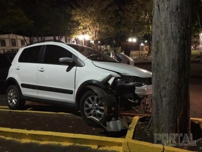 Moradora de Maripá entra na avenida pela contramão, bate em veículo e em árvore em Nova Santa Rosa