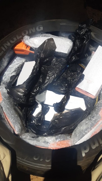 PRF APREENDE MERCADORIAS  TRANSPORTADA  NO ESTEPE DO VEÍCULO.