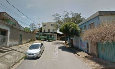 Bebê morre ao cair do colo da mãe que ficou com pé preso ao descer de ônibus