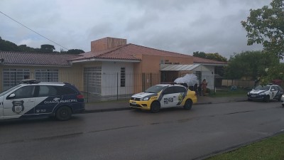 Mulher morre asfixiada pelo capuz do casaco ao tentar invadir CMEI em Curitiba