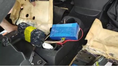 PRF REALIZA NOVA APREENSÃO DE CELULARES  TRANSPORTADOS EM FUNDO FALSO SOB ASSOALHO DE VEÍCULO.