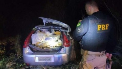 Após fuga e capotamento, PRF prende traficante e recupera carro roubado