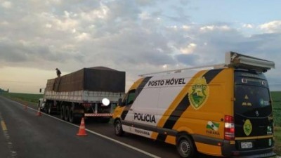 Carreta com aproximadamente R$1 milhão de cigarros é apreendida pela PRE, em Cascavel