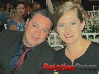 Chefe de Gabinete da Secretaria Municipal da Assistência Social, José Maria da Silva, faz aniversário hoje e recebe os parabéns de seus colegas de trabalho. 