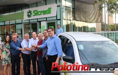 Acipa e Sicredi entregam carro da Promoção Compra Premiada 