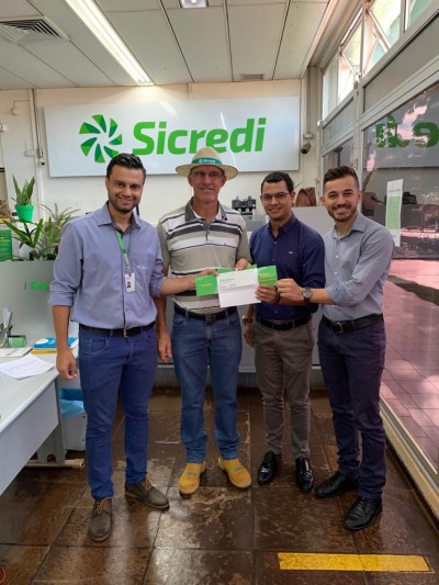 Associado de Palotina (PR) recebe prêmio da campanha Investir e Ganhar do Sicredi