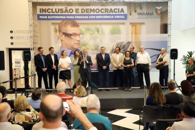 Curitiba - Biblioteca Pública ganha óculos para cegos e pessoas com visão reduzida