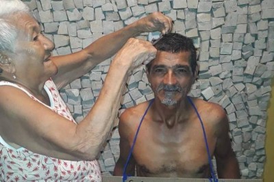 Aos 90 anos, mãe raspa cabelo de filho de 60 aprovado em enfermagem na federal do Pará