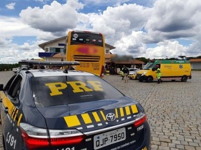 Assaltantes atiram de fuzil contra ônibus de turismo e roubam passageiros