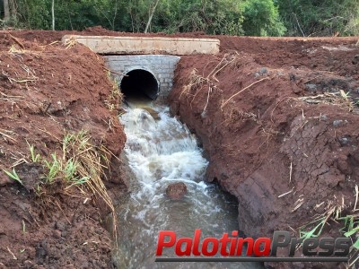 Secretaria de Obras constrói bueiro na comunidade da Linha Cinco Mil 