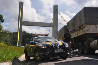Caminhoneiro sequestrado é libertado pela PRF após troca de tiros com suspeitos na BR-116