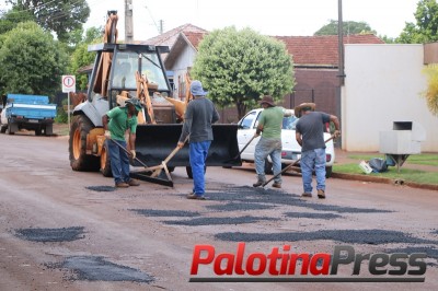 Prefeitura inicia operação tapa buraco em ruas do município