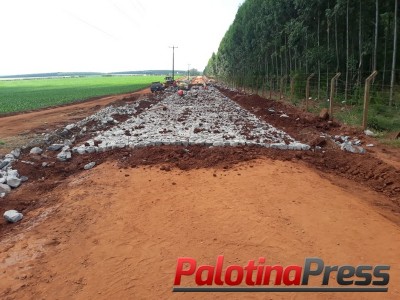 Secretaria de Agricultura inicia pavimentação poliédrica entre Vila Floresta e Caravaggio