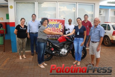 Ganhadora da motocicleta doa prêmio a Associação dos Amigos do Hospital 
