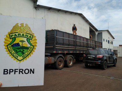 BPFRON APREENDE DOIS CAMINHÕES CARREGADOS COM CIGARROS EM AÇÕES DISTINTAS NA REGIÃO DE FRONTEIRA