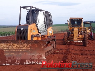 Prefeitura realiza adequação de estradas no interior do município 