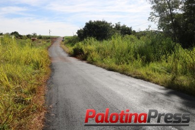 Prefeitura realiza tapa-buracos na estrada de acesso a Vila Nice
