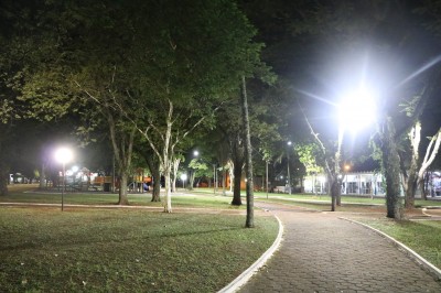 Prefeitura instala lâmpadas de LED na Praça da Rodoviária 