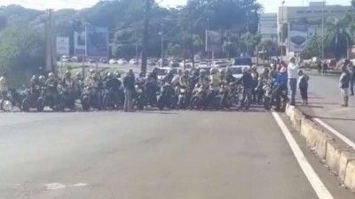 Brasileiros e paraguaios protestam por reabertura da Ponte da Amizade