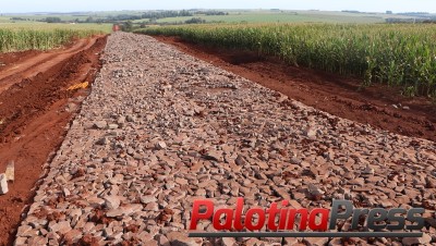 Pavimentação poliédrica é iniciada na Linha Santana