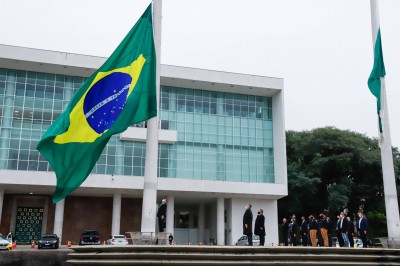 Bandeira do Brasil é hasteada novamente na frente do Palácio Iguaçu