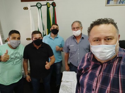 Deputado Federal Sargento Fahur(PSD), por intermédio do deputado Soldado Adriano José (PV), está enviando para o Município de Jandaia do Sul R$ 250 mil que será destinado a Saúde.