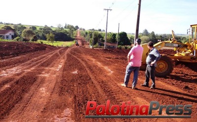 Secretaria de Obras realiza adequação da Rua Rio Grande do Sul