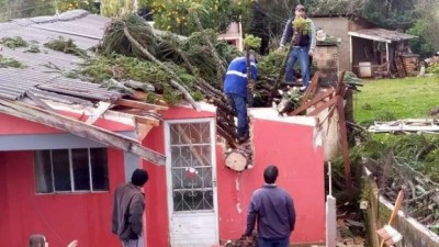 Tempestade e vendaval deixam casas danificadas e sem energia no Paraná