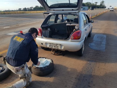 PRF APREENDE APARELHOS CELULARES OCULTOS NO ESTEPE DO VEÍCULO EM CÉU AZUL/PR