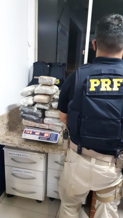 PRF apreende, em Santa Terezinha de Itaipu (PR), droga em veículo que fazia o transporte de pessoas através de aplicativo de carona. 