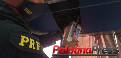 PRF apreende celulares em ônibus de linha.