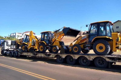 Paraná - Governo entrega tratores e equipamentos agrícolas a municípios