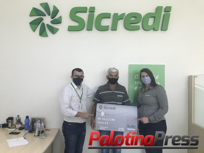 Sicredi entrega prêmio de sorteio de seguro de vida a associado de Engenheiro Beltrão (PR)