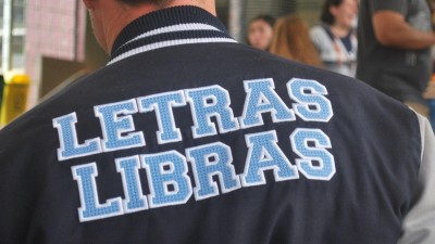 Núcleo de Ensino de Libras da UFPR discute mitos da acessibilidade para surdos em lives diárias de 24 a 26/8