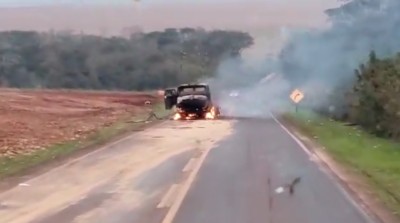 Caminhão pega fogo entre Palotina e Terra Roxa