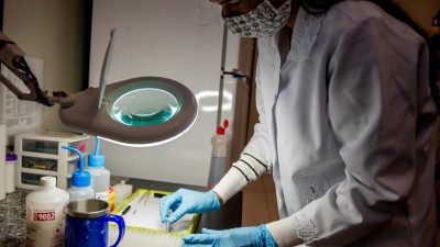 Laboratório da UFPR oferece testes gratuitos a consumidores de todo Brasil para identificar álcool gel falsificado durante pandemia