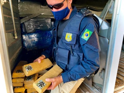 PRF apreende maconha em fundo falso de bagageiro de ônibus, além de mercadorias em descaminho 