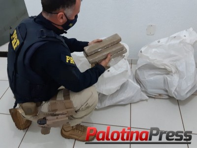 PRF PRENDE HOMEM E APREENDE MACONHA TRANSPORTADA ESCONDIDA 