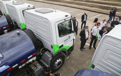 Estado compra 100 caminhões-pipa para auxiliar os municípios