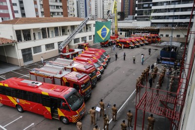 Paraná - Governador entrega 15 novas viaturas para o Corpo de Bombeiros