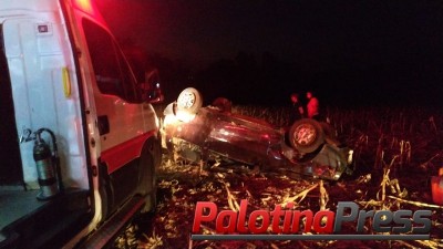 Palotina - Condutor perde controle e capota veículo na estrada para o La Salle.