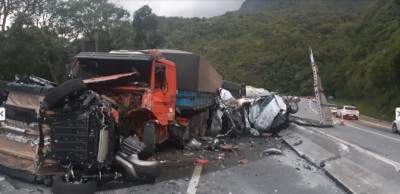 Carro é arremessado de caminhão cegonha e mata motorista que dirigia no sentido contrário