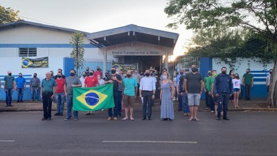 Criação do Colégio Cívico Militar em Palotina gera manifesto em frente ao Barão do Rio Branco. 