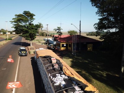 Carreta carregada de cigarros é apreendida na PRF de Quatro Pontes