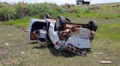 PRF apreende maconha, skunk e haxixe após veículo capotar na cidade de Xambrê (PR)