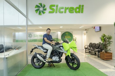 Sicredi Vale do Piquiri Abcd PR/SP entrega moto a terceiro premiado em campanha de capital social