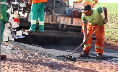 Recape asfáltico sobre pedras irregulares inicia na Linha São Roque
